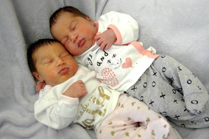 Kamia Reign (left)